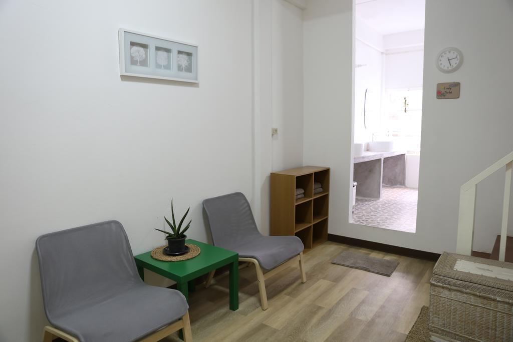 Green Home Hostel And Massage Бангкок Экстерьер фото
