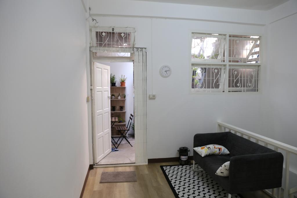 Green Home Hostel And Massage Бангкок Экстерьер фото