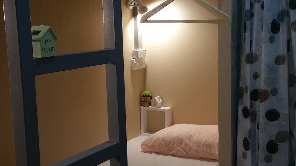 Green Home Hostel And Massage Бангкок Экстерьер фото