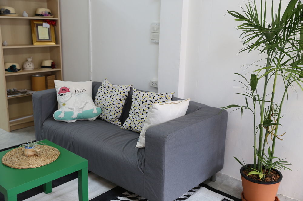 Green Home Hostel And Massage Бангкок Экстерьер фото