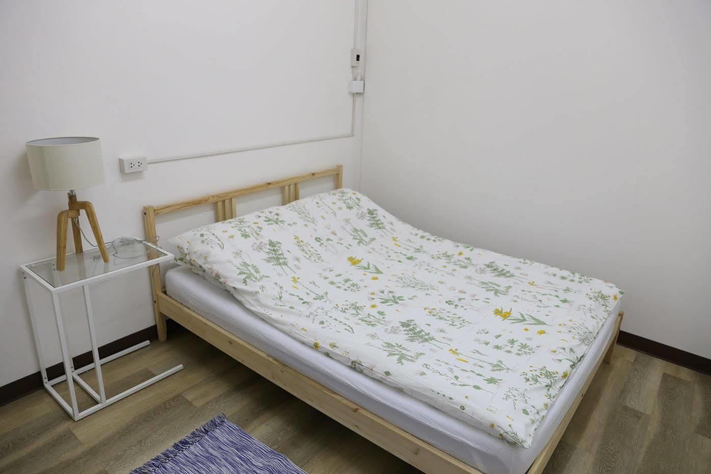Green Home Hostel And Massage Бангкок Экстерьер фото