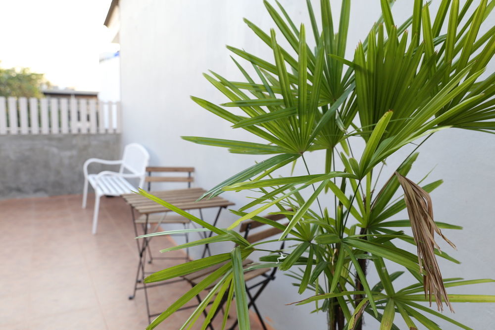 Green Home Hostel And Massage Бангкок Экстерьер фото